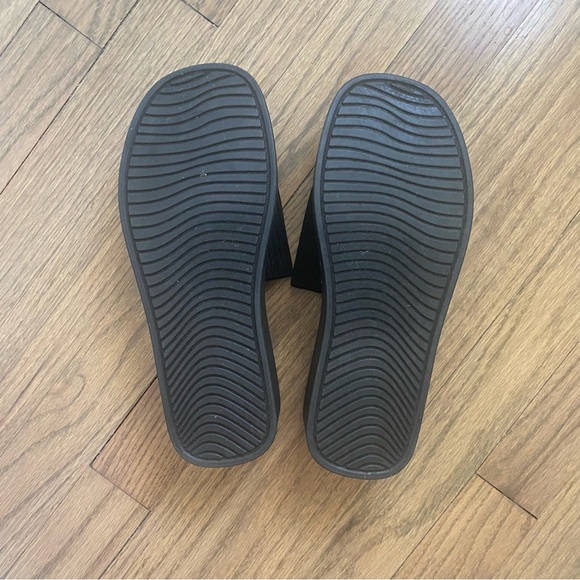 CUSHIONAIRE platform sandal with Memory Foam - Picture 4 of 5